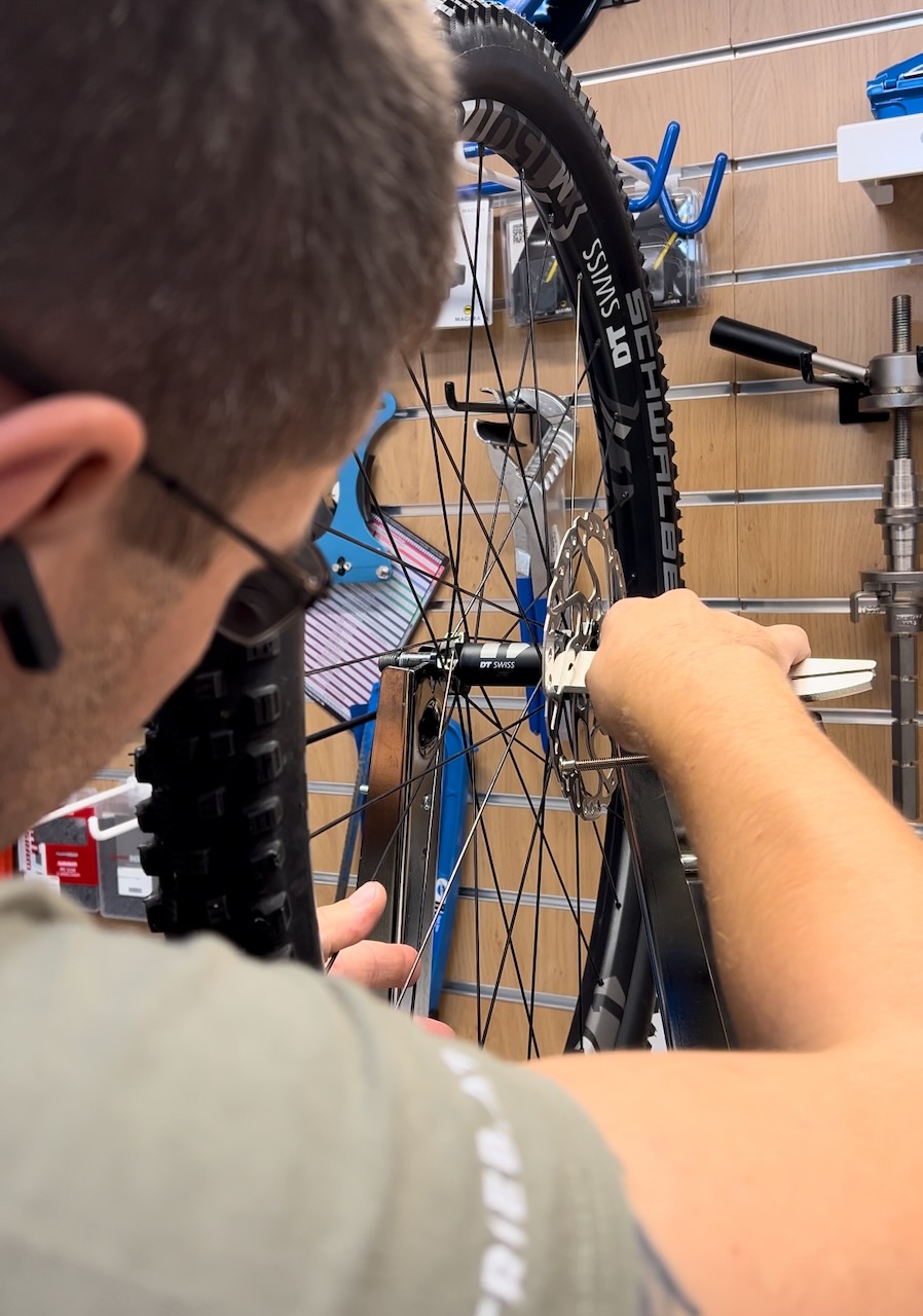 HeckAntrieb Werkstatt ordentliches Fahrrad Service in Hietzing, da gehört Bremse Zentrieren auch dazu