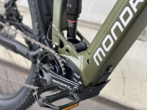 Mondraker Chaser X – Urban Cross Das Auto stehen zu lassen und stattdessen das Bike zu nehmen, ist die beste Option für dich und den Planeten. Radfahren verbessert deine Gesundheit, deine Lebensqualität und die Qualität deiner Umgebung. Und das ist Grund genug, über den Kauf eines E-Bikes der Mondraker Urban Cross Reihe nachzudenken.