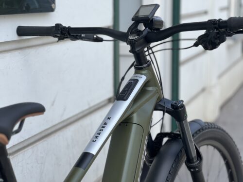 Mondraker Chaser X – Urban Cross Das Auto stehen zu lassen und stattdessen das Bike zu nehmen, ist die beste Option für dich und den Planeten. Radfahren verbessert deine Gesundheit, deine Lebensqualität und die Qualität deiner Umgebung. Und das ist Grund genug, über den Kauf eines E-Bikes der Mondraker Urban Cross Reihe nachzudenken.