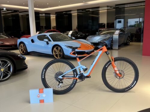 Mondraker Neat Unlimited Gulf trifft Ferrari 296 GTS bei Ferrari Gohm in Wien