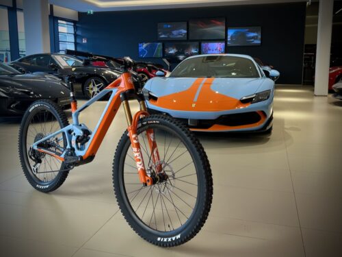 Mondraker Neat Unlimited Gulf trifft Ferrari 296 GTS bei Ferrari Gohm in Wien