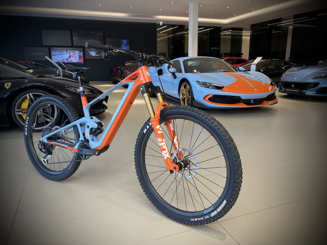 Mondraker Neat Unlimited Gulf trifft Ferrari 296 GTS bei Ferrari Gohm in Wien