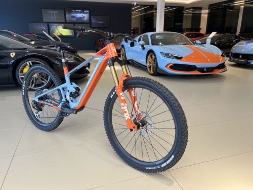 Mondraker Neat Unlimited Gulf trifft Ferrari 296 GTS bei Ferrari Gohm in Wien